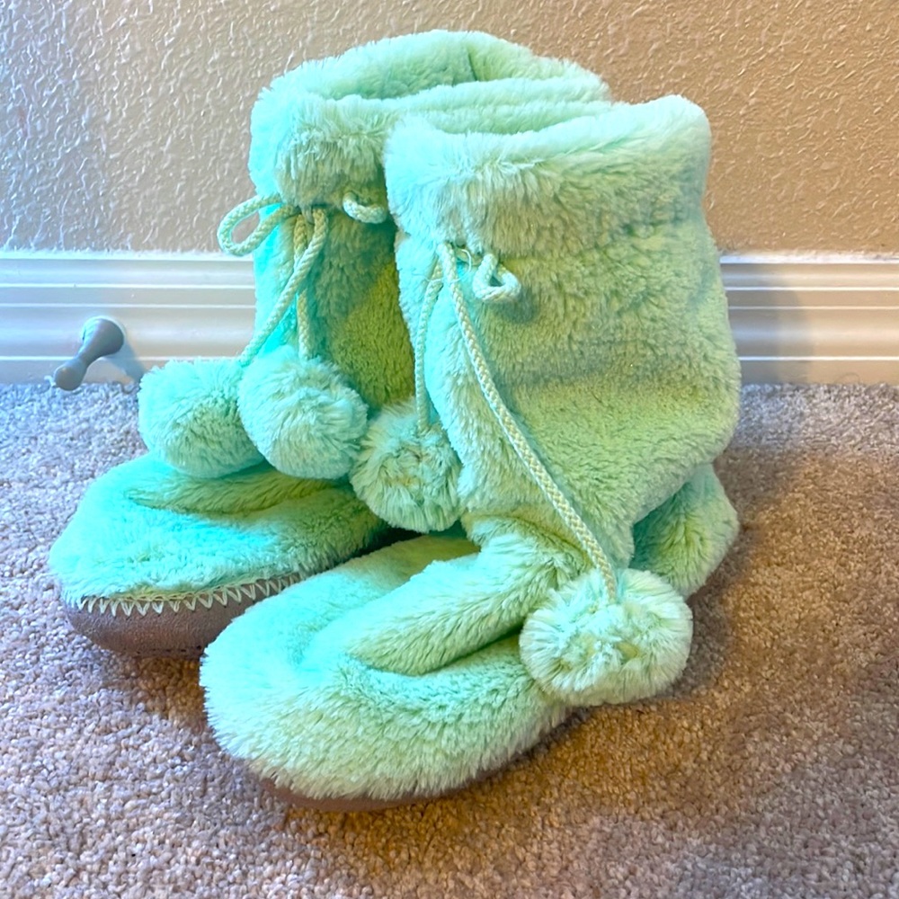 Old navy fuzzy slipper boots size YXL